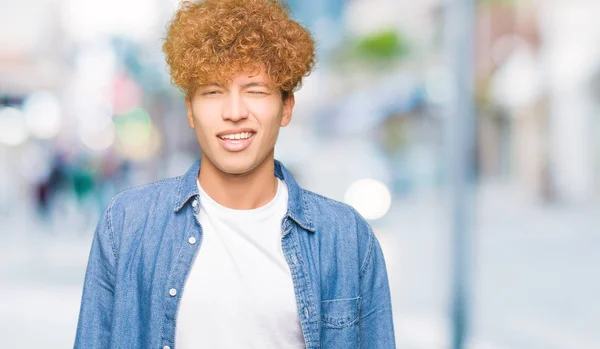 Jovem Homem Bonito Com Cabelo Afro Vestindo Jaqueta Ganga Piscando — Fotografia de Stock