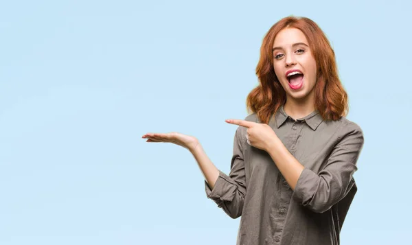 Jovem Bela Mulher Sobre Fundo Isolado Espantado Sorrindo Para Câmera — Fotografia de Stock