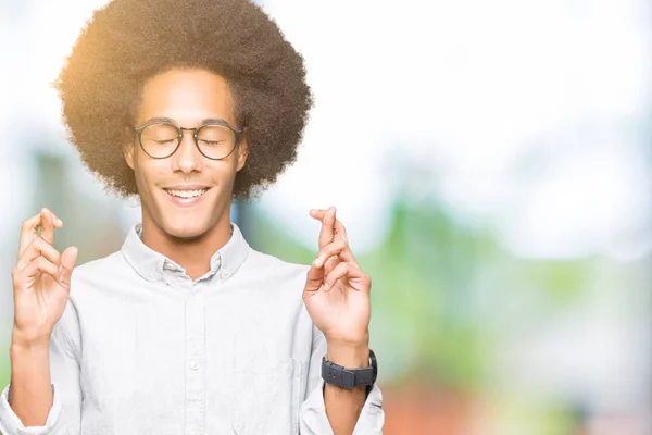 Unga Afroamerikanska Man Med Afro Hår Glasögon Leende Korsning Fingrar — Stockfoto