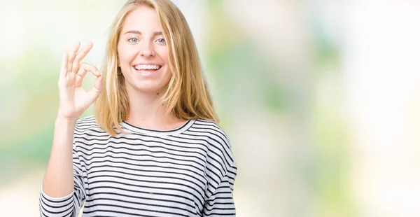 Schöne Junge Frau Trägt Streifen Pullover Über Isoliertem Hintergrund Lächelnd — Stockfoto