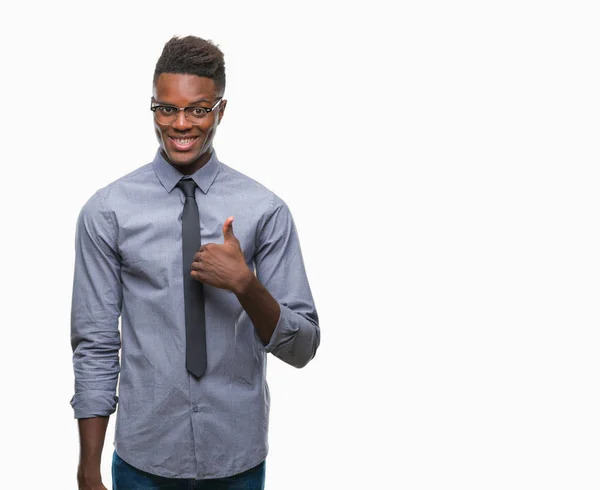 Молодой Афро Американский Бизнесмен Изолированном Фоне Делает Счастливый Жест Вверх — стоковое фото