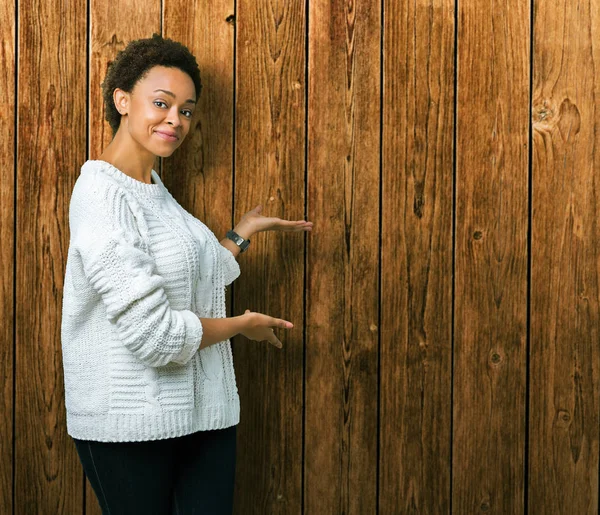 Mooie Jonge African American Vrouw Trui Dragen Geïsoleerde Achtergrond Uitnodigen — Stockfoto