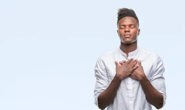 Joven Afroamericano Sobre Fondo Aislado Sonriendo Con Las Manos Pecho — Foto de Stock