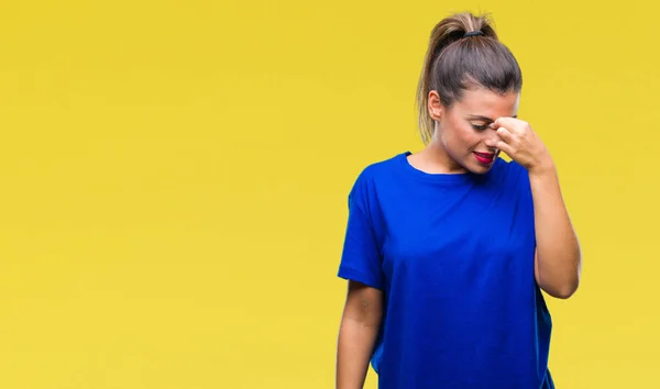 Jovem Mulher Bonita Vestindo Casual Camiseta Azul Sobre Fundo Isolado — Fotografia de Stock