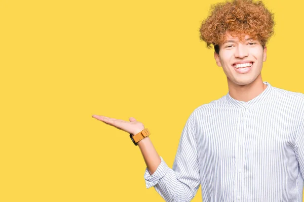 Mladý Pohledný Obchodní Muž Afro Vlasy Nosí Elegantní Tričko Úsměvem — Stock fotografie