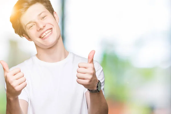 Homem Bonito Jovem Vestindo Casual Shirt Branca Sobre Isolado Sinal — Fotografia de Stock