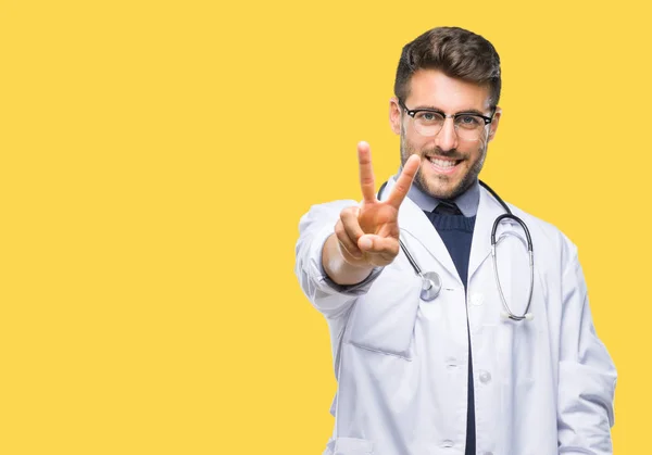 Genç Yakışıklı Doktor Adam Zafer Işareti Yapıyor Parmak Gösterilen Kamera — Stok fotoğraf