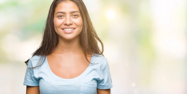 Junge Schöne Arabische Frau Über Isolierten Hintergrund Mit Einem Glücklichen — Stockfoto