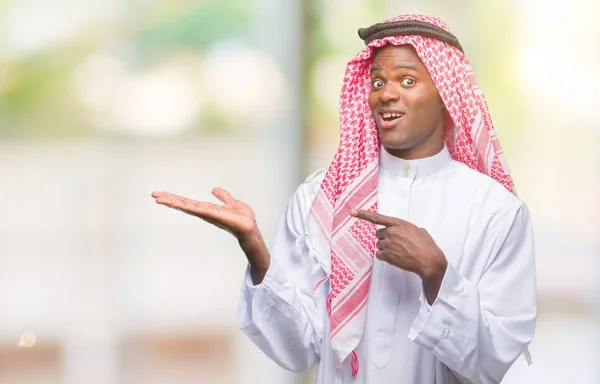 Giovane Uomo Africano Arabo Indossa Keffiyeh Tradizionale Sfondo Isolato Stupito — Foto Stock