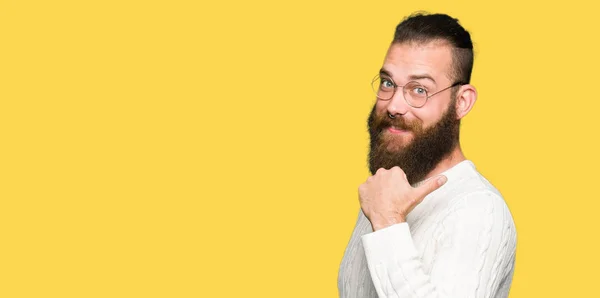 Pemuda Hipster Memakai Kacamata Dan Sweater Musim Dingin Tersenyum Dengan — Stok Foto