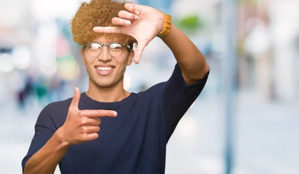Afro Giyen Ile Genç Yakışıklı Adam Elleriyle Gülümseyen Yapım Çerçeve — Stok fotoğraf