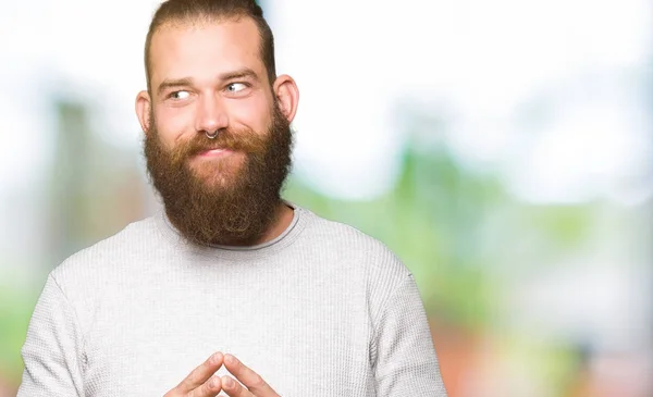 Ung Blond Mand Iført Afslappet Sweater Hænderne Sammen Fingrene Krydsede - Stock-foto