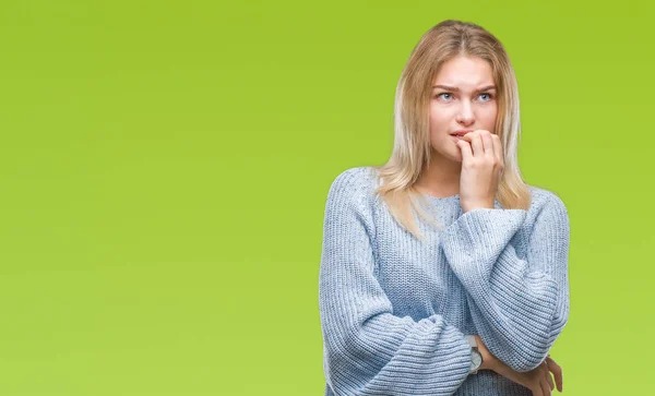 Mujer Caucásica Joven Con Suéter Invierno Sobre Fondo Aislado Mirando —  Fotos de Stock