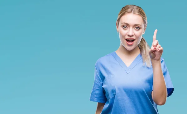 Jonge Blonde Chirurg Dokter Vrouw Medische Uniform Dragen Geïsoleerde Achtergrond — Stockfoto