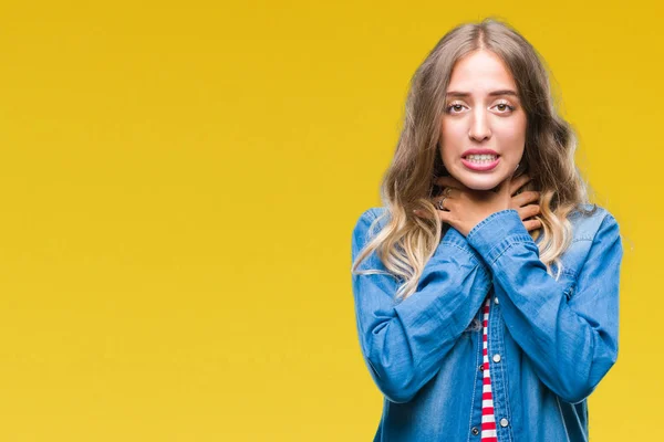 Bella Giovane Donna Bionda Sfondo Isolato Gridando Soffocare Perché Strangolare — Foto Stock