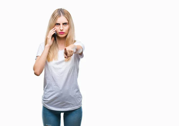 Joven Hermosa Mujer Rubia Hablando Con Teléfono Inteligente Sobre Fondo — Foto de Stock