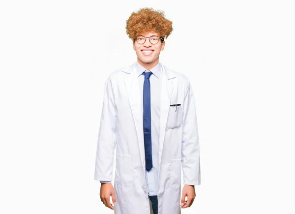 Genç Yakışıklı Bilim Adam Gözlüklü Mutlu Güzel Bir Gülümseme Ile — Stok fotoğraf