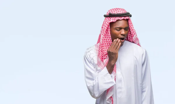 Νεαρός Αραβικά Αφρικής Άνδρας Φορώντας Παραδοσιακές Keffiyeh Πέρα Από Απομονωμένο — Φωτογραφία Αρχείου