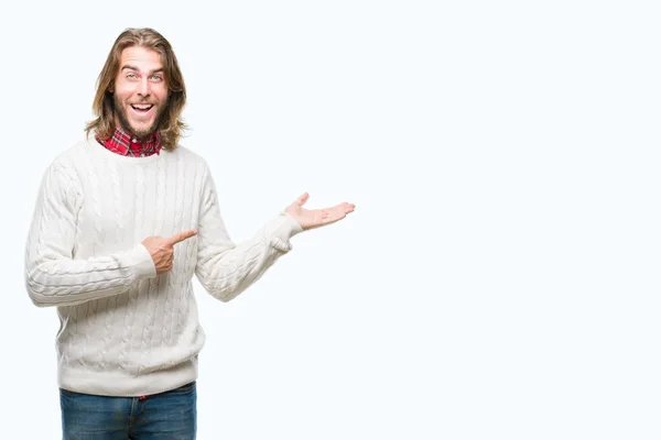 Junger Gutaussehender Mann Mit Langen Haaren Trägt Winterpullover Über Isoliertem — Stockfoto