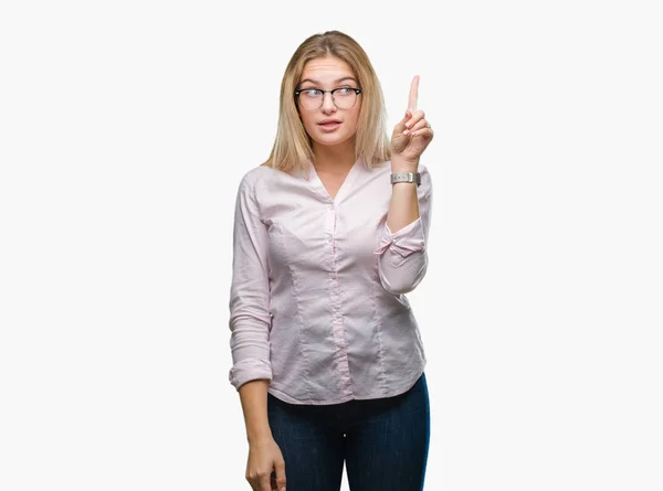 Joven Mujer Negocios Caucásica Con Gafas Sobre Fondo Aislado Apuntando — Foto de Stock