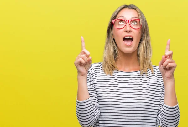 Jeune Belle Femme Portant Des Lunettes Sur Fond Isolé Étonné — Photo