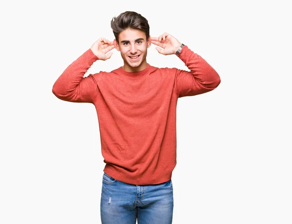 Joven Hombre Guapo Sobre Fondo Aislado Sonriendo Tirando Las Orejas — Foto de Stock