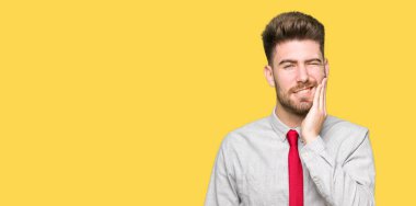 Diş ağrısı veya dişlerde dişlerle ilgili hastalık nedeniyle ağız acı ifadesi ile el ile dokunmak genç yakışıklı iş adamı. Diş hekimi kavramı.