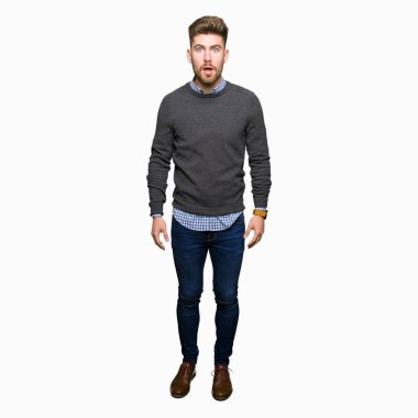 Genç yakışıklı zarif adam korkuyor ve sürpriz ifade ile şok korku ve yüz heyecanlı.