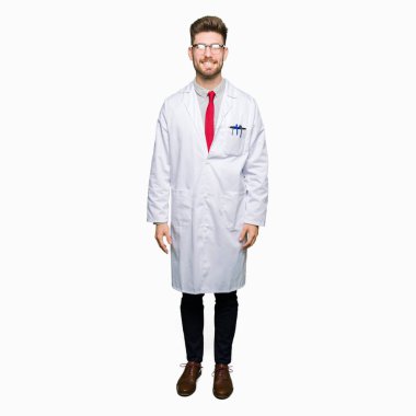 Genç yakışıklı bilim adam gözlüklü mutlu ve güzel bir gülümseme ile yüzünde. Şanslı kişi.