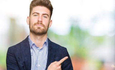 Genç yakışıklı bussines reklam, ciddi ve sakin yüz gösterilen yan el parmak ile işaret dostum