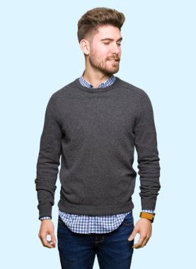 Uzak tarafına yüzünde, doğal ifade gülümseme ile seyir yakışıklı zarif delikanlı. Kendine güvenen gülüyor.