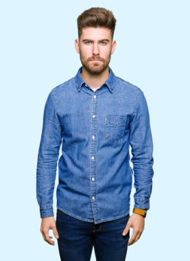 Casual kot gömlek şüpheci ve sinir, papatyanın üzgün sorunu nedeniyle giyen genç yakışıklı sarışın adam. Negatif kişi.