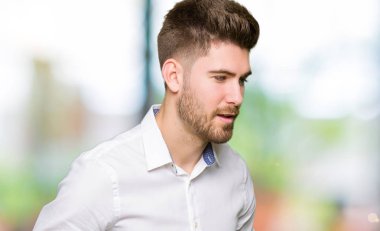 Genç yakışıklı iş çünkü dostum elle mide bulantı, ağrılı hastalık hasta hissediyor. Ağrısı kavramı.