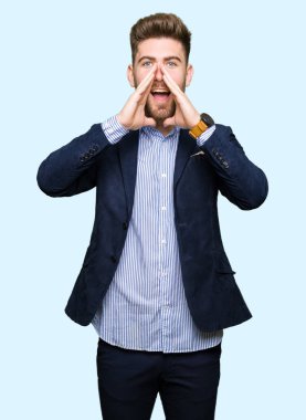 Genç yakışıklı bussines adam ile kızgın yüksek sesle bağırarak ağzına eller