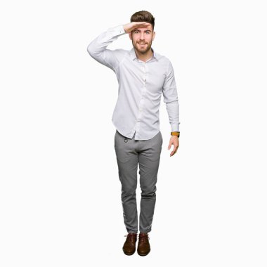 Genç yakışıklı iş adamı çok mutlu ve gülümseyen uzakta el ile üzerine kafa arıyorum. Arama kavramı.