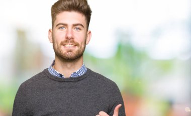 Hareketi el ile mutlu yaşasın yapan genç yakışıklı şık erkek. Kameraya bakarak başarı gösteren ile ifade onaylama.