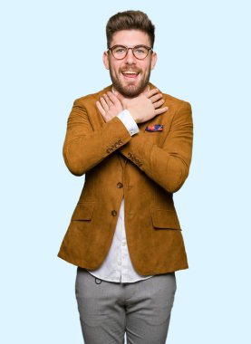 Genç yakışıklı iş adamı giyen gözlük bağırarak ve çünkü boğmak acı kendi ellerimle öldürürüm. Sağlık sorunu. Yaralarından ve intihar kavramı.