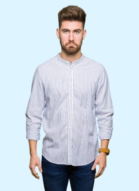 Yakışıklı delikanlı depresif ve kızgın ve korkmuş ağlıyor sıkıntı için endişeleniyorum. Üzgün ifade.