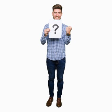 Genç yakışıklı bir duygu tezahürat soru gurur çığlık ve zafer ve başarı çok heyecanlı, kutlama işareti ile holding Kağıt adam