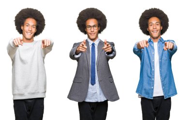 Kolaj üzerinde beyaz izole afro saçlı Genç adam, sen ve kameraya gülümseyen pozitif ve neşeli parmaklarıyla işaret arka plan