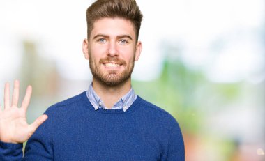 Gösterilen ve parmakları ile işaret genç yakışıklı bussines adam kendinden emin ve mutlu gülümseyerek süre beş numara.