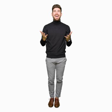 Kış kazak çılgın ve kızgın bağırarak ve agresif ifade ve silah kaldırdı bağırmaya giyen genç yakışıklı sarışın adam. Hayal kırıklığı kavramı.