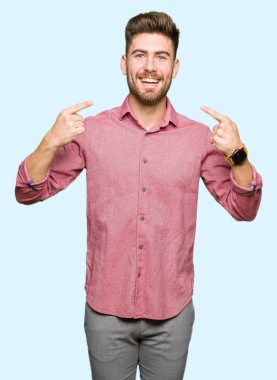 Genç yakışıklı iş casual adam kendinden emin gösterilen ve işaret parmakları diş ve ağız ile gülümseyen. Sağlık kavramı.