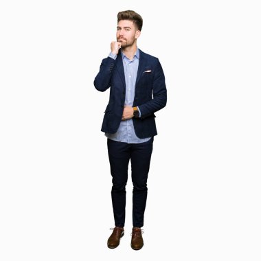 Soru, dalgın ifade düşünmeye çene yandan genç yakışıklı iş adam. Düşünceli yüzüyle gülümsüyor. Şüphe kavramı.