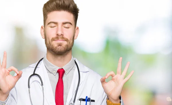 Homem Médico Bonito Jovem Vestindo Casaco Médico Relaxar Sorrir Com — Fotografia de Stock