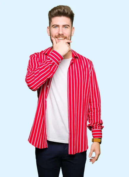 Junger Gutaussehender Mann Rotem Hemd Der Selbstbewusst Die Kamera Blickt — Stockfoto