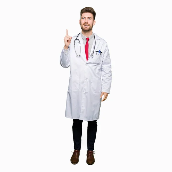 Ung Snygg Läkare Man Bär Medicinsk Coat Pekar Finger Med — Stockfoto