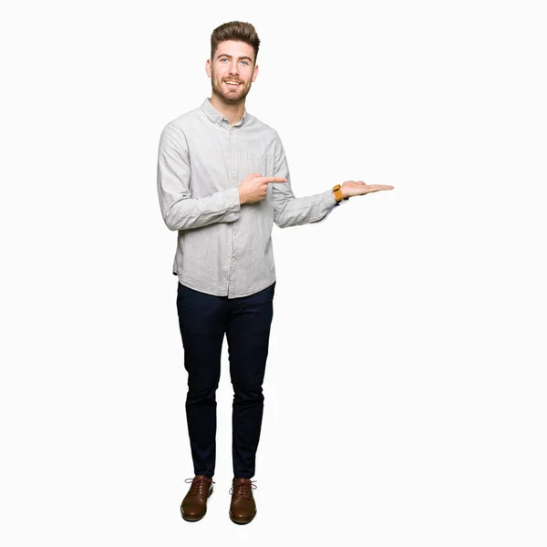 Jovem Homem Bonito Vestindo Camisa Casual Espantado Sorrindo Para Câmera — Fotografia de Stock