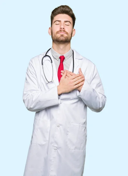 Tıbbi Ceket Ile Gülümseyen Giyen Genç Yakışıklı Doktor Adam Kapalı — Stok fotoğraf
