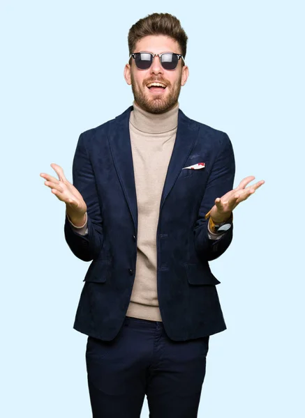 Jeune Homme Élégant Beau Portant Des Lunettes Soleil Célébrant Fou — Photo